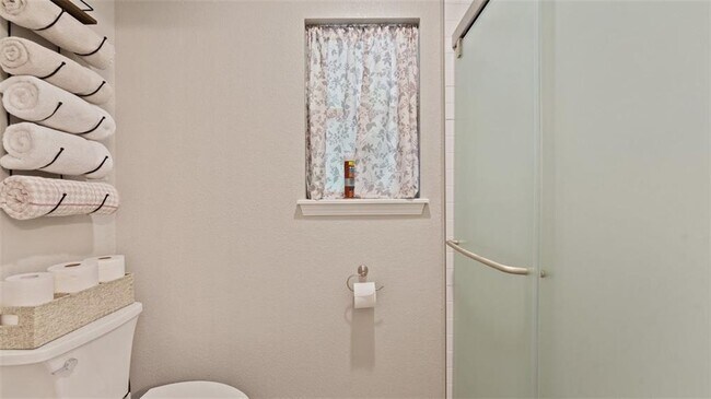 Building Photo - 9 E Elvendon Dr