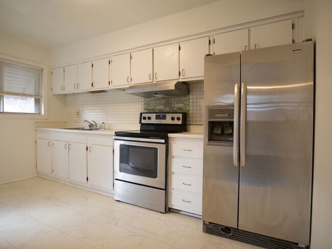 Building Photo - Charming 3BR Brick Ranch