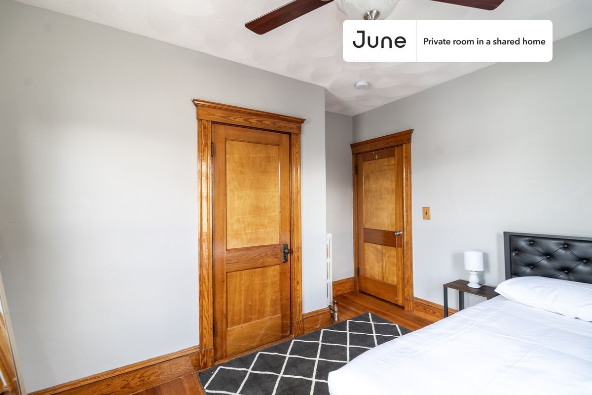 Building Photo - Private bedroom in 5 bed/2 bath Home