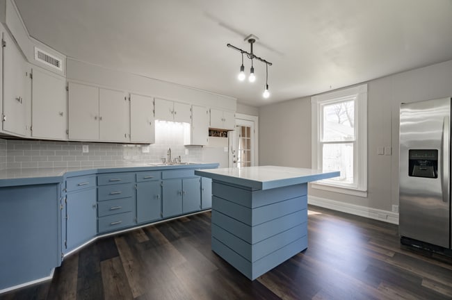 Building Photo - PRELEASING