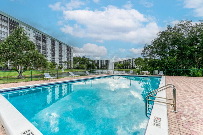 Building Photo - 2200 S Cypress Bend Dr