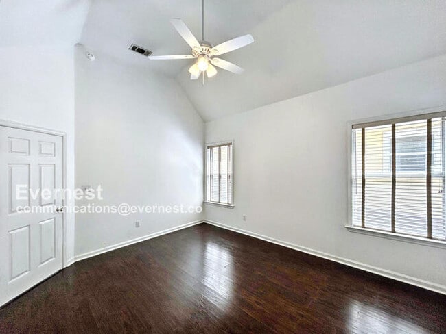 Building Photo - 1079 River Isle Dr