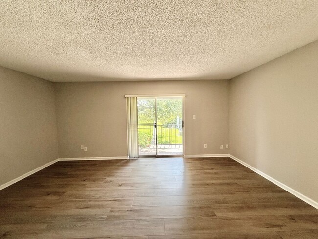 Building Photo - STRATFORD CONVENIENT 1/1 CONDO IN SEMINOLE...