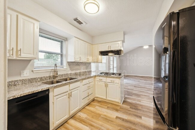 Building Photo - 700 Meadowglen Dr