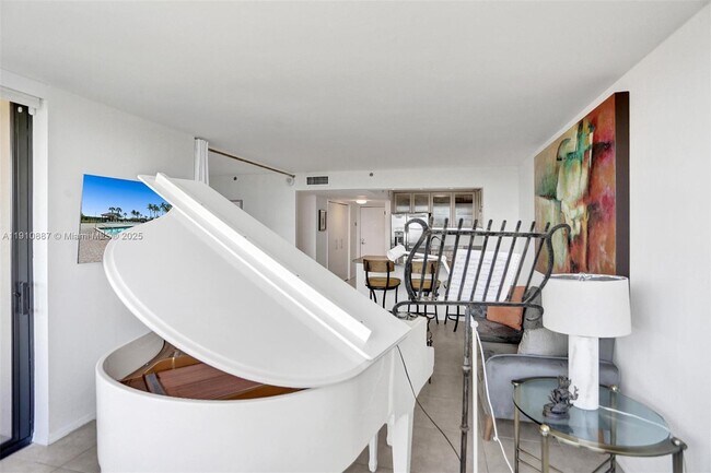 Building Photo - 2555 Collins Ave