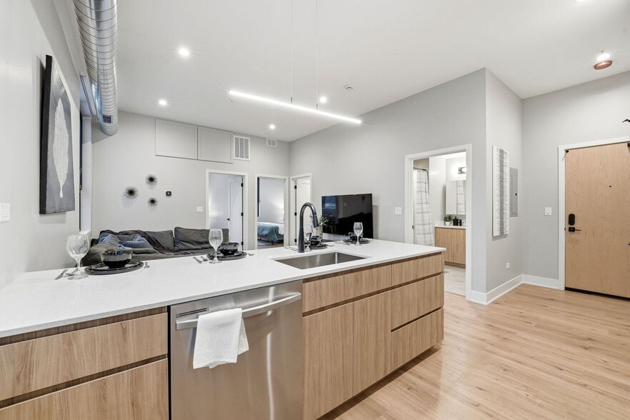 Building Photo - 6044 N Winthrop Ave