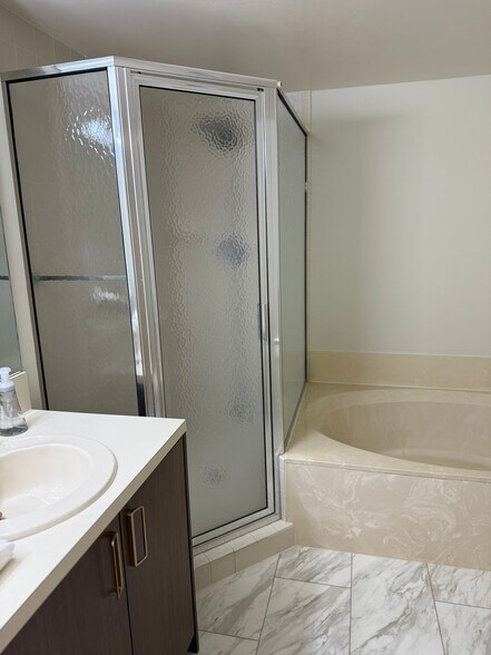 Building Photo - 102 Half Moon Cir