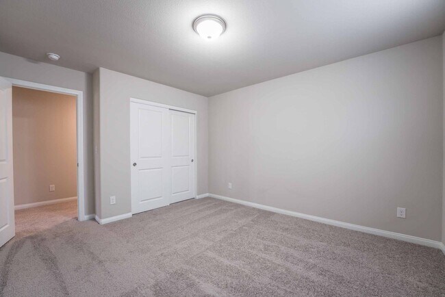 Building Photo - Stunning 5 Bedroom home in Henderson!