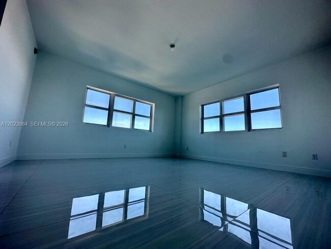 Building Photo - 2650 Lake Shore Dr