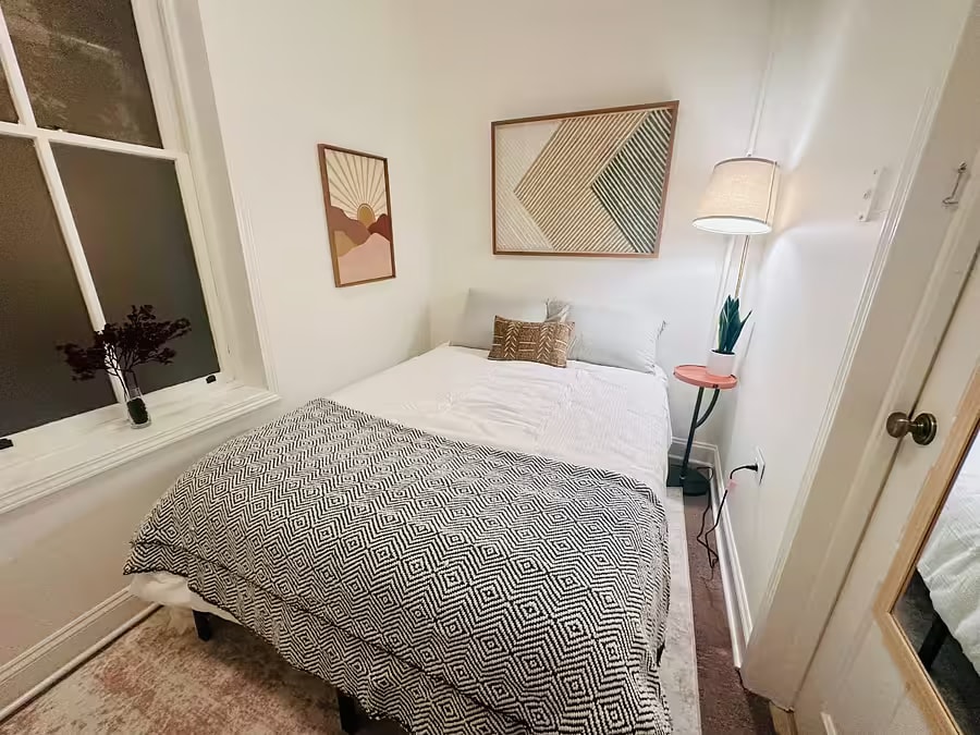 Building Photo - 2014 N Oakley Ave