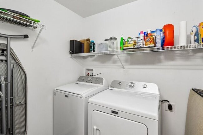 Building Photo - $2,000 | 3 Bedroom, 2.5 Bathroom Town Home | Pets Allowed | Available for August 1st Move-In!