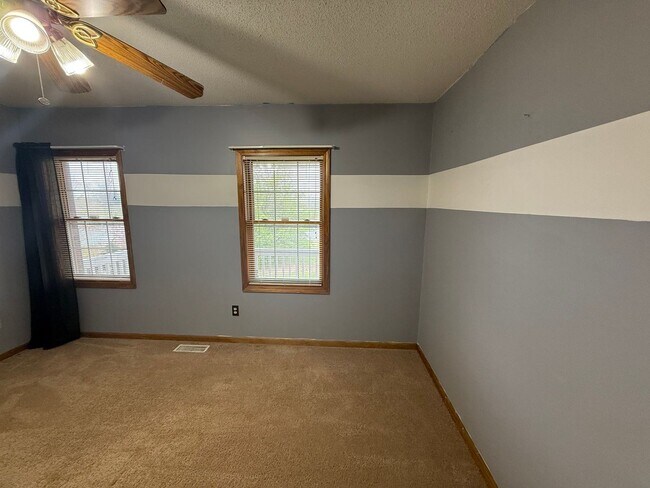Building Photo - Spacious 5 Bedroom Home in a Peaceful Country Setting