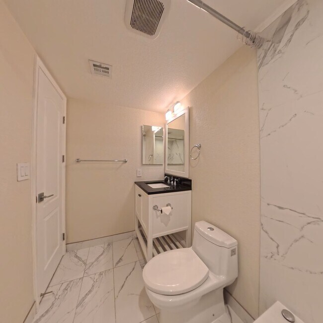 Building Photo - Modern style 2 Bed 2 bath Condo 1st Floor at The Lakes!