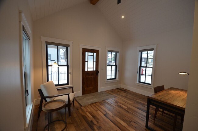 Building Photo - 300 Washington Rd