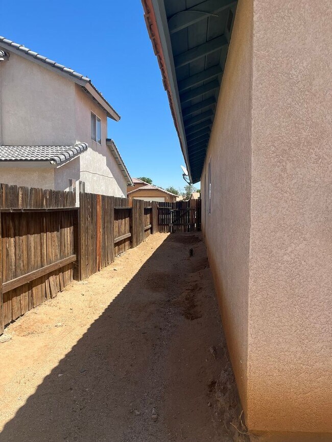 Building Photo - 3 bedroom 2 bathroom Home available in Vic...