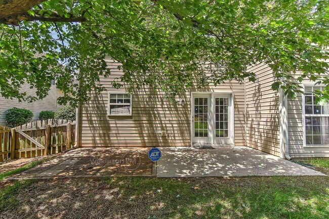 Building Photo - Luxurious 5 Bedroom 3.5 Bathroom for Rent ...