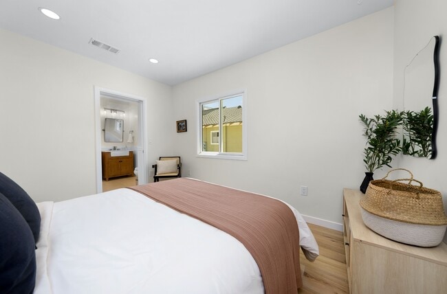Building Photo - 4062 Goldfinch St