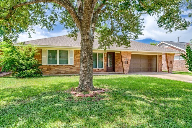 Building Photo - 4025 Silverwood Dr
