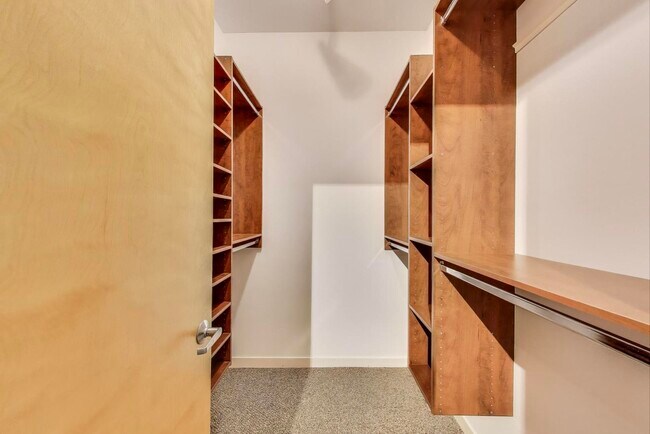 Building Photo - 421 S Ridgeland Ave