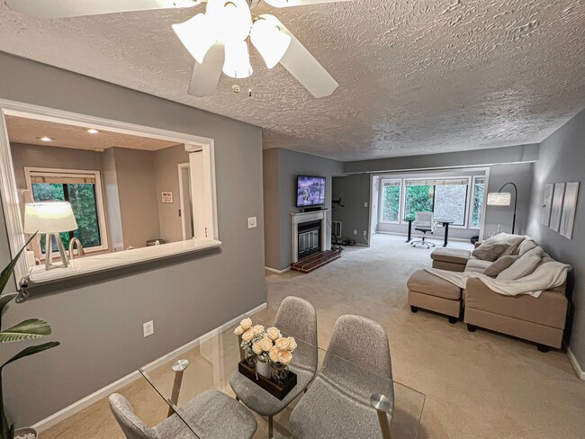 Building Photo - Fully Furnished And Stylish 1 Bedroom 1 Ba...