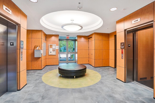 Building Photo - 365 SE 6th Ave