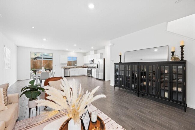 Building Photo - Gorgeous 4 Bedroom in Fiddyment Ranch