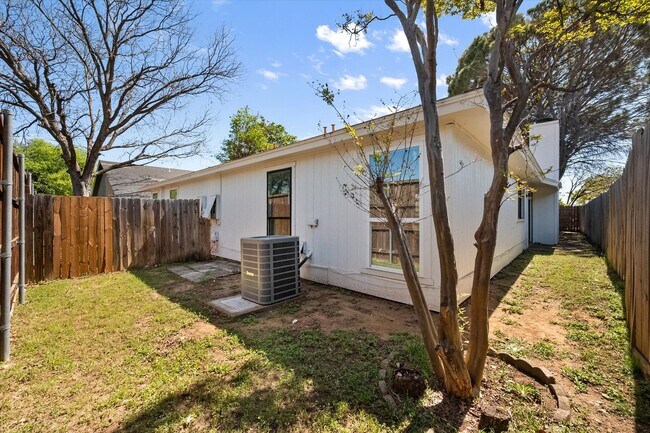 Building Photo - Affordable South Fort Worth Half Duplex