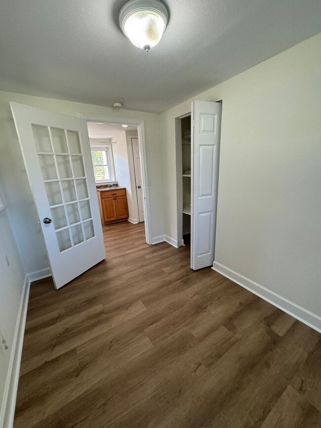 Building Photo - 3 Bed / 2 bath on 1.2 ACRES - 3 car garage...