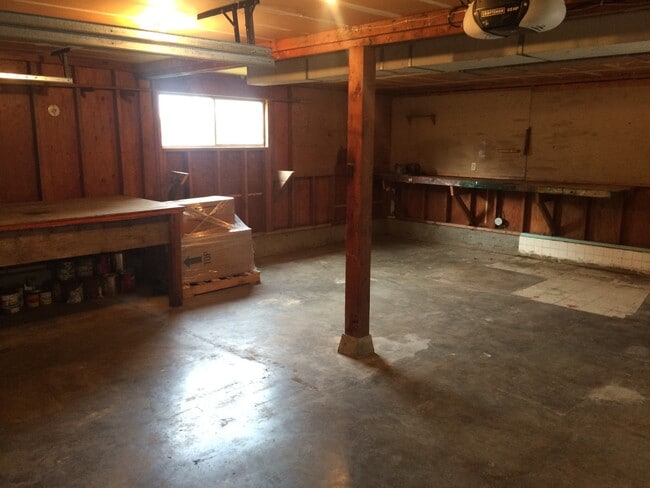 Building Photo - Large Lot With Tons of Privacy