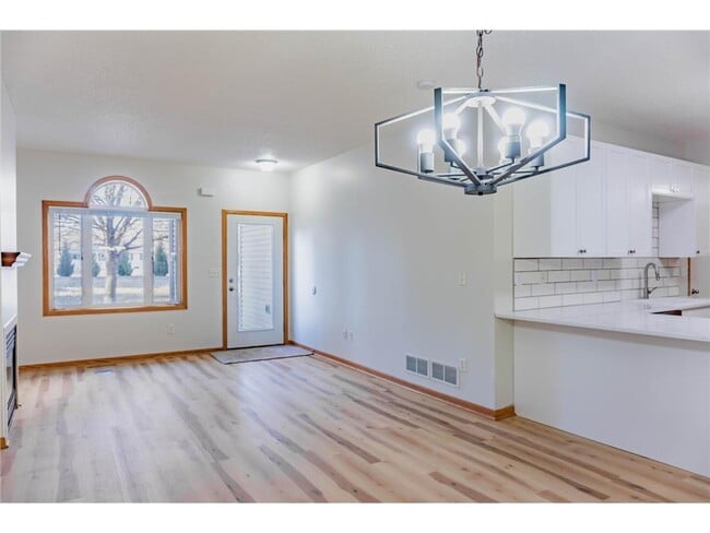 Building Photo - 1122 Crystal Pl W