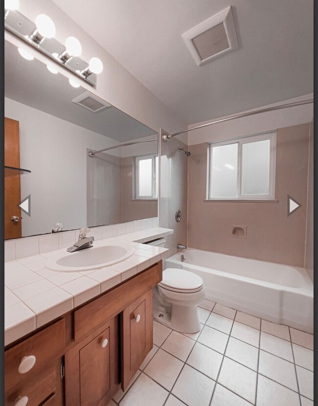 Building Photo - Downtown Issaquah 1 bedroom 1 bathroom unit