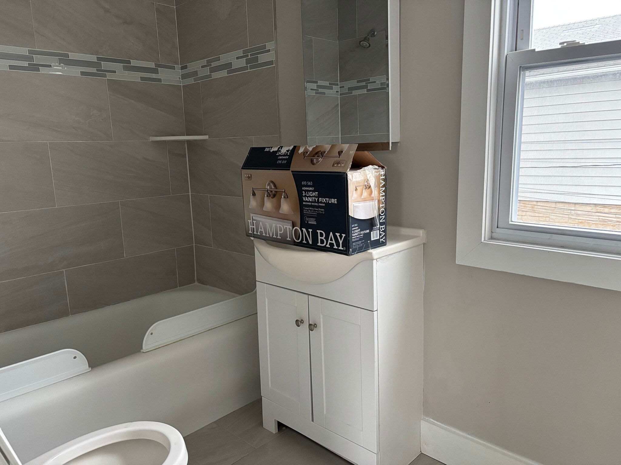 Building Photo - 355 River Dr