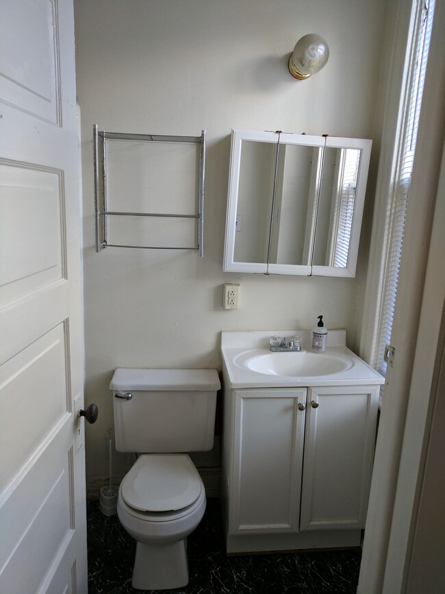 Private Bathroom - 205 N Mulberry St