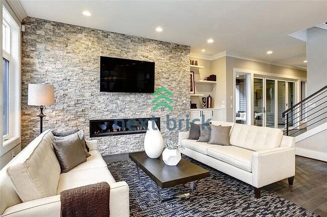 Building Photo - Luxurious 5-Bed, 5-Bath Oasis in Bellevue's Prime Location!
