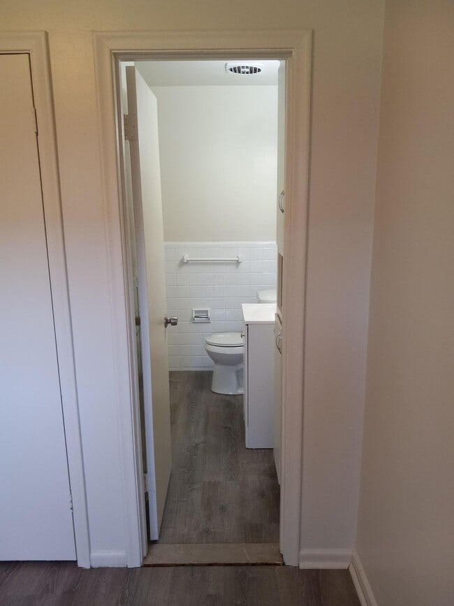 Building Photo - Newly renovated spacious 1 bedroom