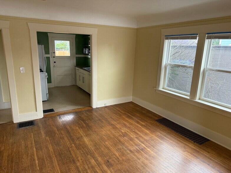 Dining - 6624 NE Sandy Blvd