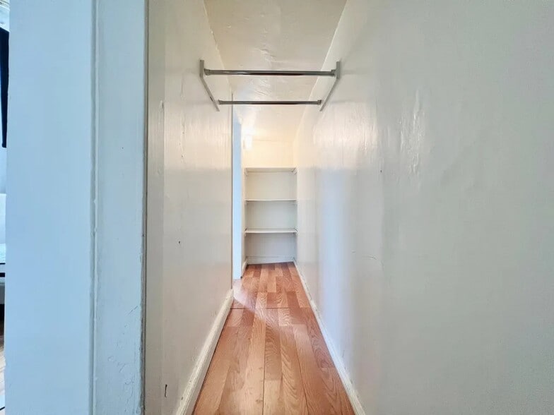 Building Photo - Furnished room/NOT APARTMENT