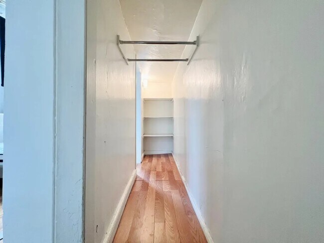 Building Photo - Furnished room/NOT APARTMENT