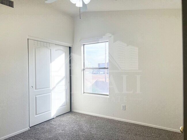 Building Photo - 2207 S Peppertree Ct