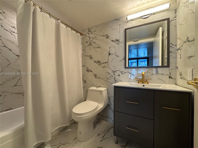 Building Photo - 540 Brickell Key Dr