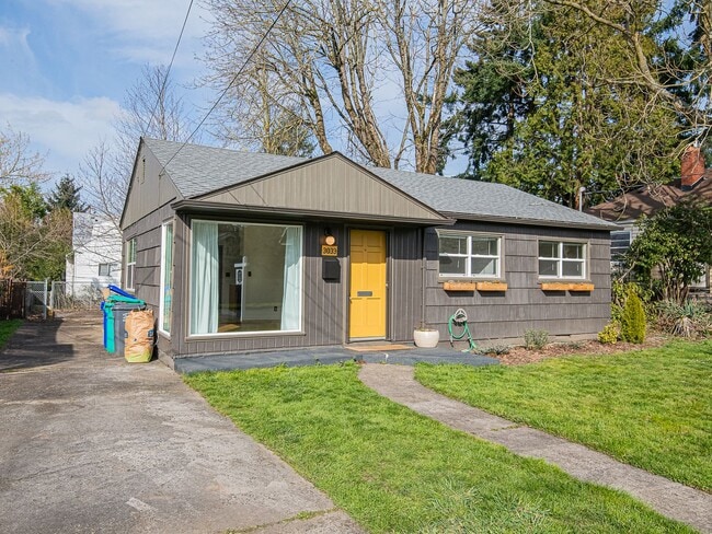 Building Photo - Adorable 3-bdrm/1-bath in Kenton. Hardwoods, deck, W/D, huge fenced backyard, off-street parking