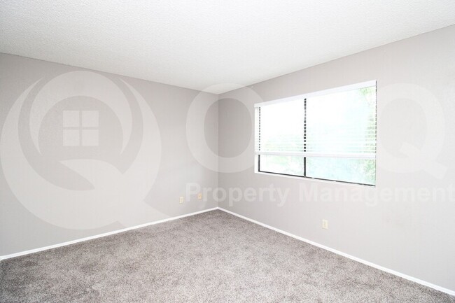 Building Photo - 548 S Wilson St