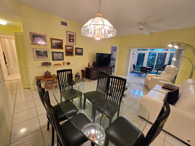 Building Photo - 5084 Rose Hill Dr