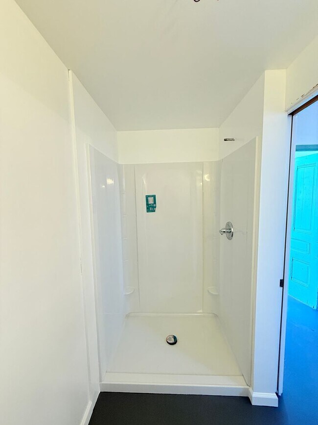 Building Photo - Spacious Studio w/ Kitchen & Bath - Close ...