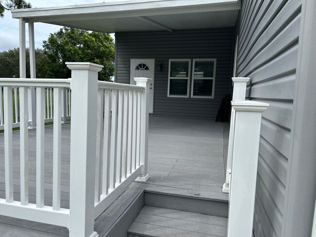 Building Photo - Stunning Move-in Ready 2 Bedrooms 2  bathr...