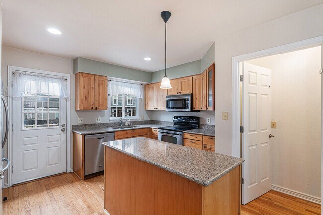 Building Photo - 3 Bedroom 2 Bathroom End Unit Townhome!