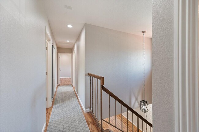 Building Photo - 3661 Slopeview Dr
