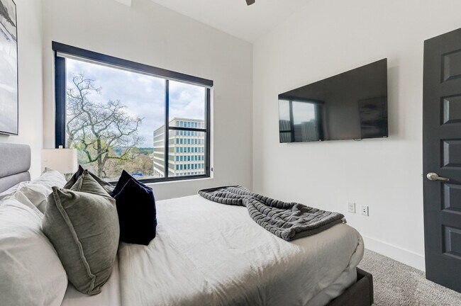 Building Photo - 1075 Peachtree Rd