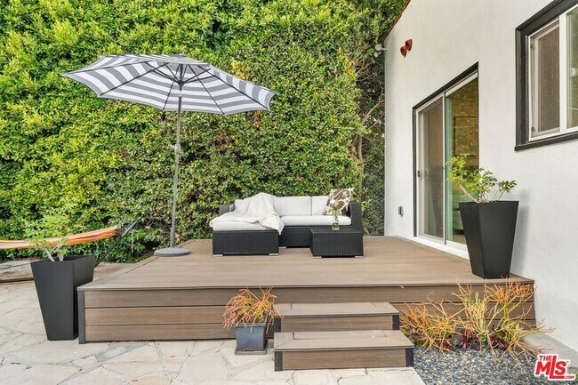 Building Photo - 653 N W Knoll Dr