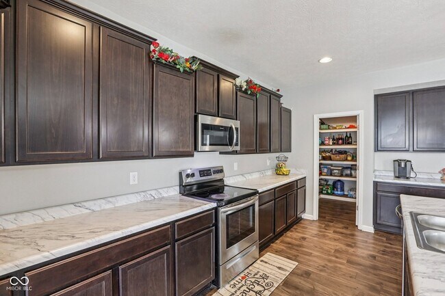 Building Photo - 6673 Laurelwood Dr